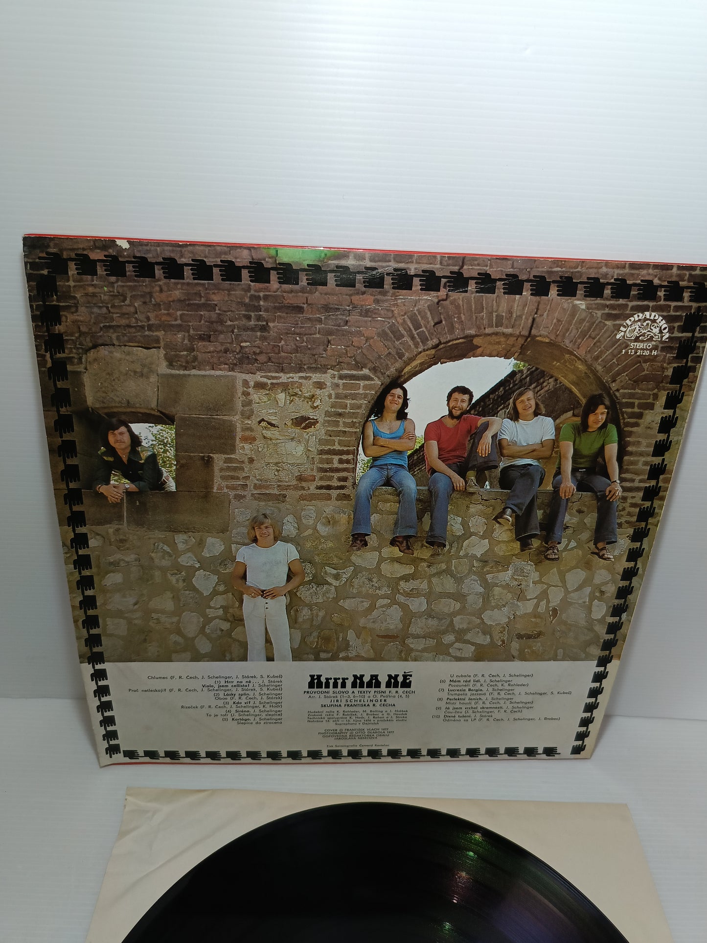 Hrrr Na Né J.Schelinger František Ringo Čech LP 33 Giri

Edito nel 1977 da Supraphon
