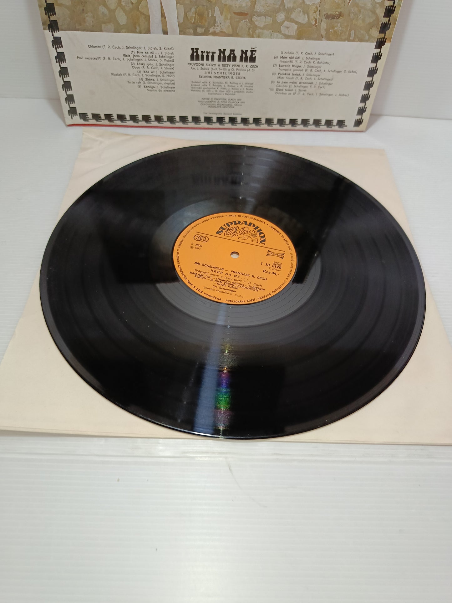 Hrrr Na Né J.Schelinger František Ringo Čech LP 33 Giri

Edito nel 1977 da Supraphon