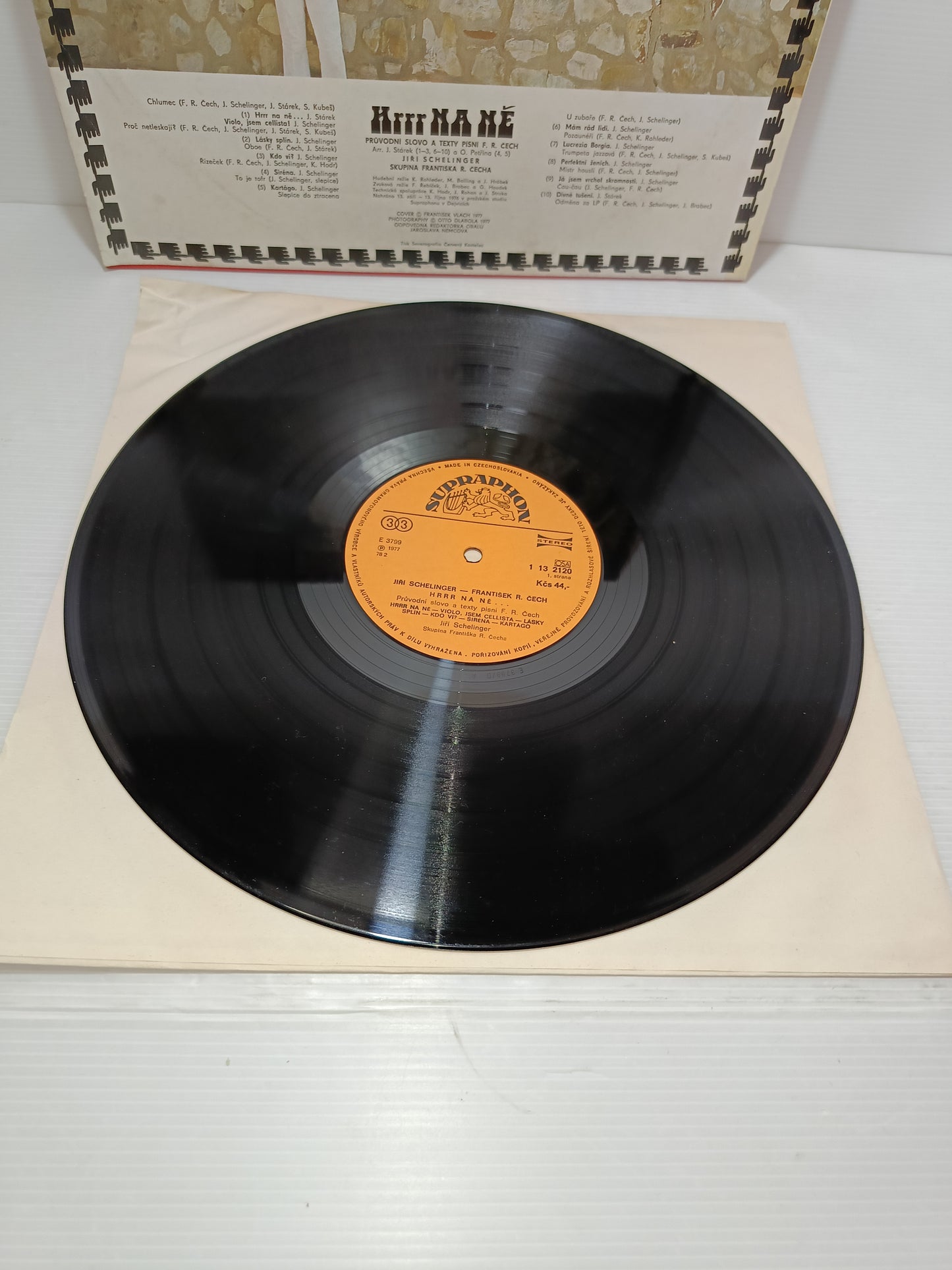 Hrrr Na Né J.Schelinger František Ringo Čech LP 33 Giri

Edito nel 1977 da Supraphon