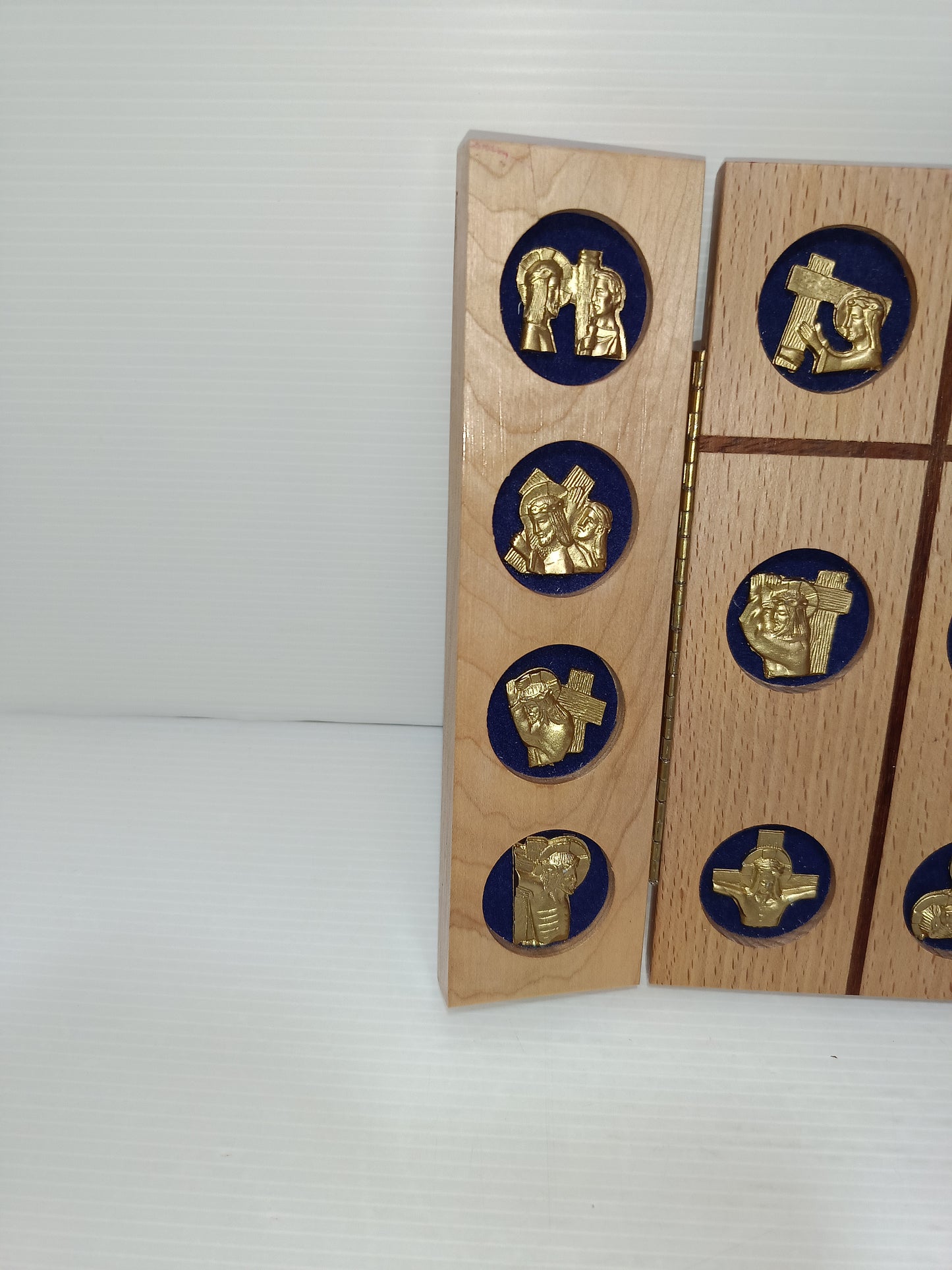 Trittico Via Crucis In Metallo Dorato E Legno