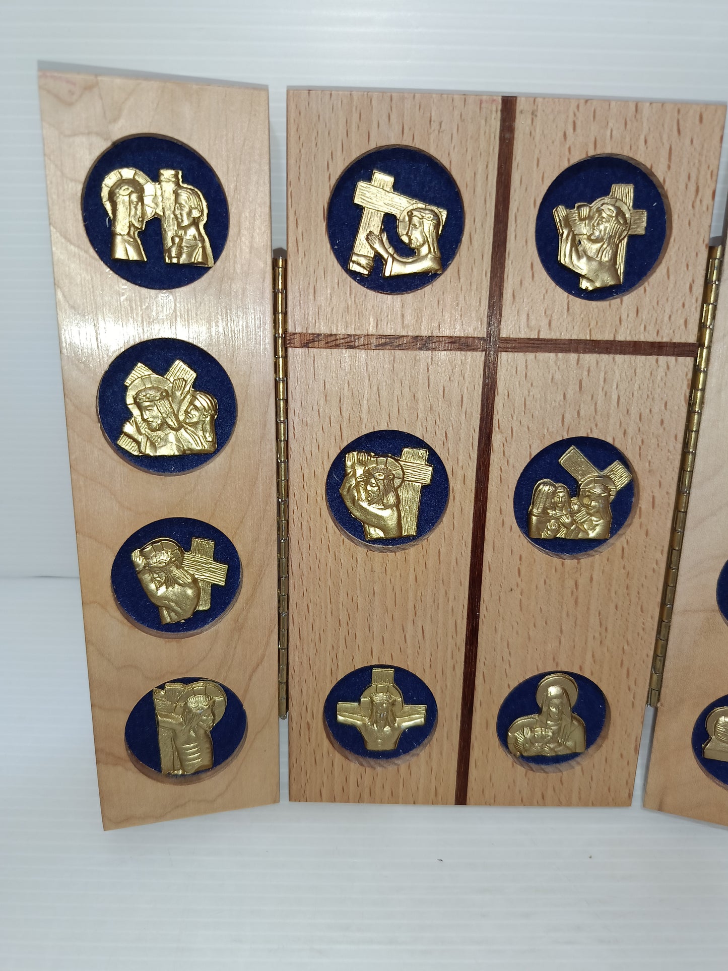 Trittico Via Crucis In Metallo Dorato E Legno