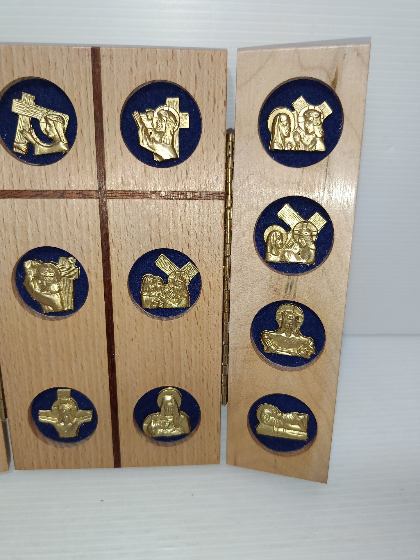 Trittico Via Crucis In Metallo Dorato E Legno