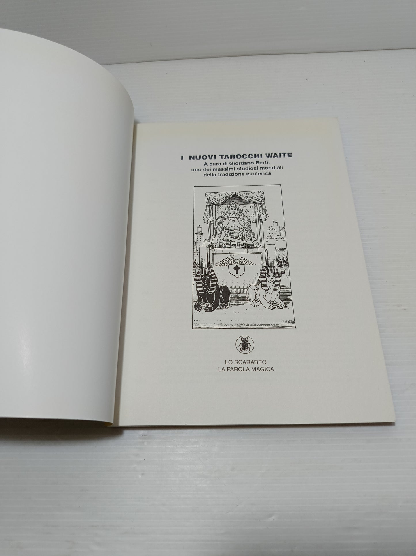 I Nuovi Tarocchi Waite
Arthur Edward Waite/Roberto De Angelis
Edito nel 1995 da Lo Scarabeo