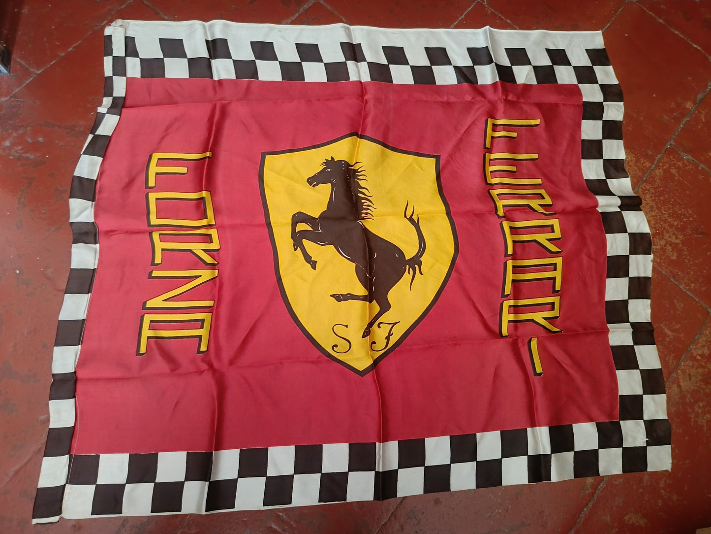 Bandiera Scuderia Ferrari Vintage
In tessuto sintetico
Misure 92 x 80 circa
