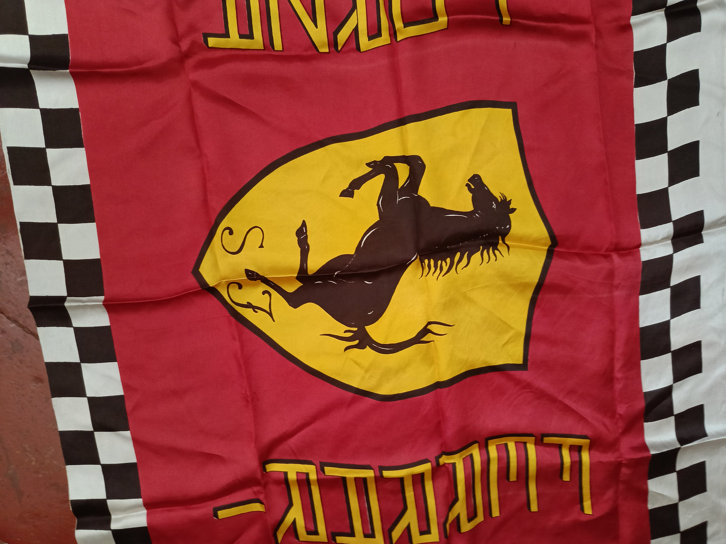 Bandiera Scuderia Ferrari Vintage
In tessuto sintetico
Misure 92 x 80 circa