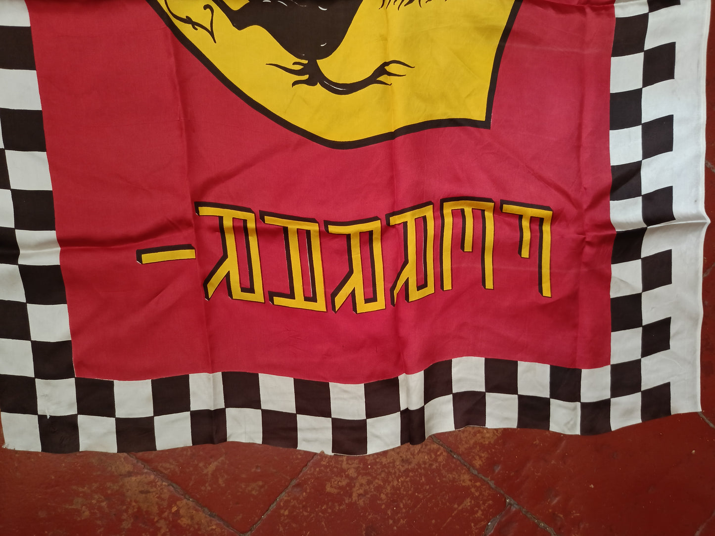 Bandiera Scuderia Ferrari Vintage
In tessuto sintetico
Misure 92 x 80 circa