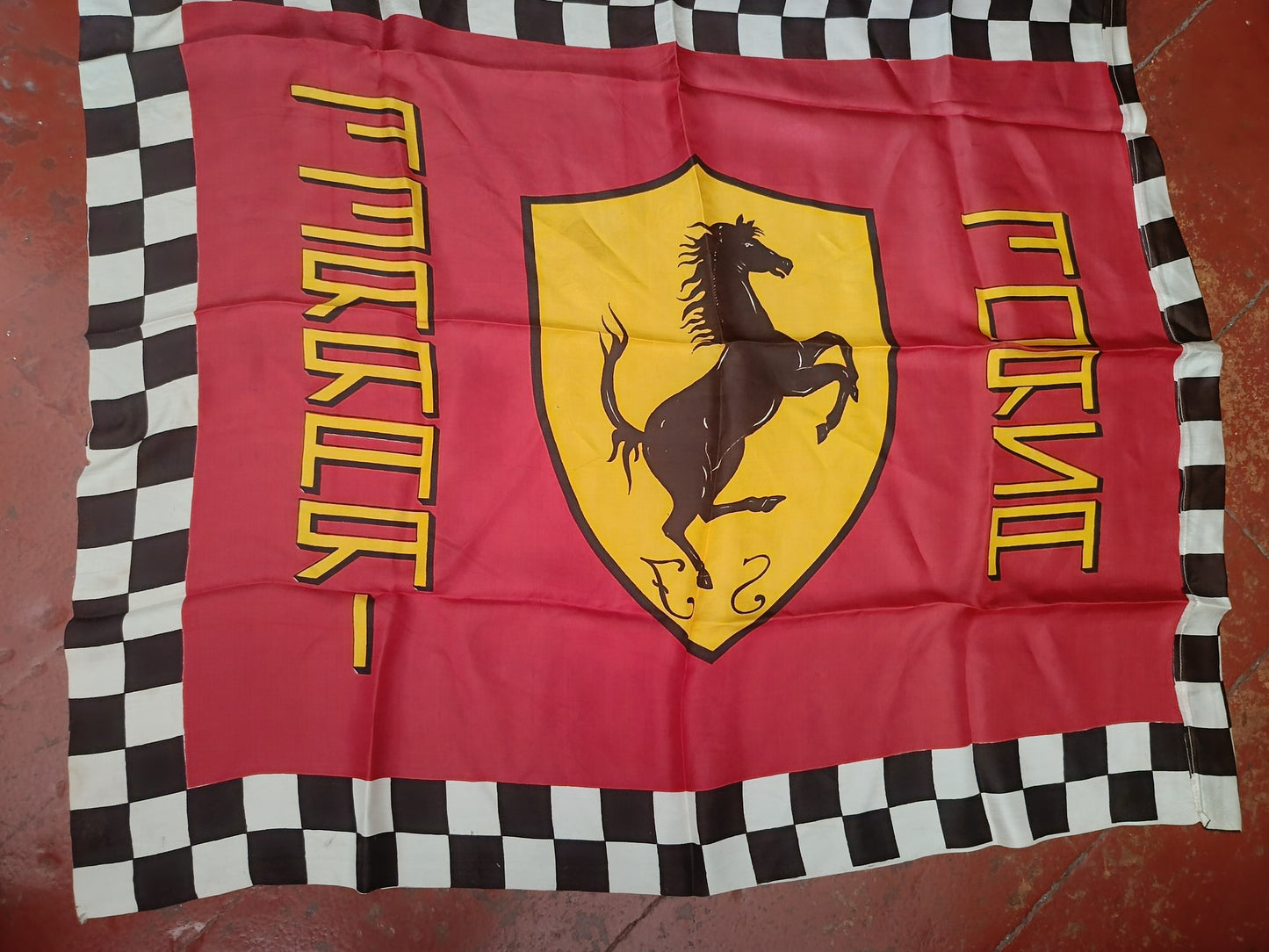 Bandiera Scuderia Ferrari Vintage
In tessuto sintetico
Misure 92 x 80 circa
