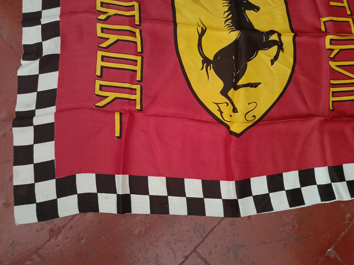 Bandiera Scuderia Ferrari Vintage
In tessuto sintetico
Misure 92 x 80 circa
