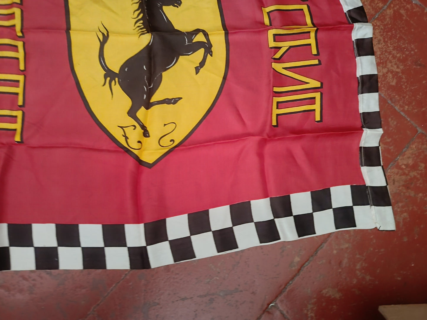 Bandiera Scuderia Ferrari Vintage
In tessuto sintetico
Misure 92 x 80 circa