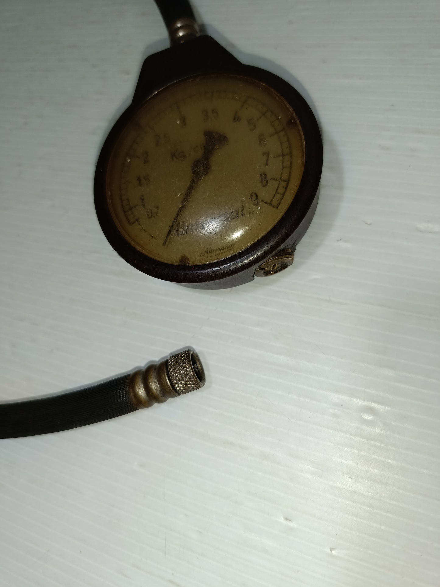 Manometro Universal Allemano Vintage
In bachelite
Non testato