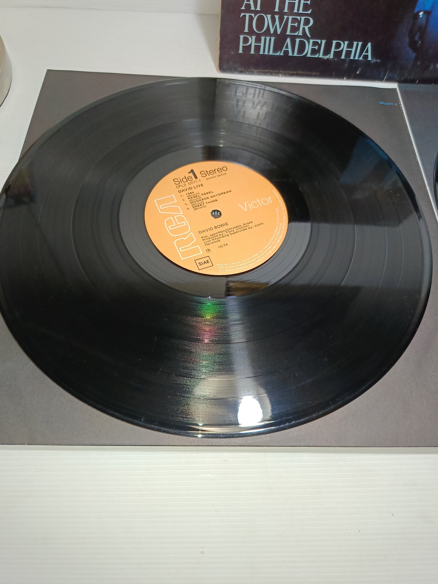 David Bowie At The Tower Philadelphia 2Lp 33 giri
Edito nel 1974 da RCA Cod .CPL2 -0771