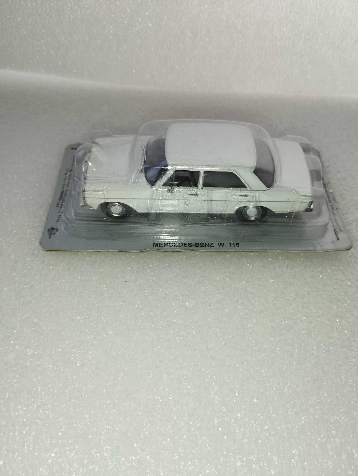 Modellino Mercedes Benz W115

scala 1:43