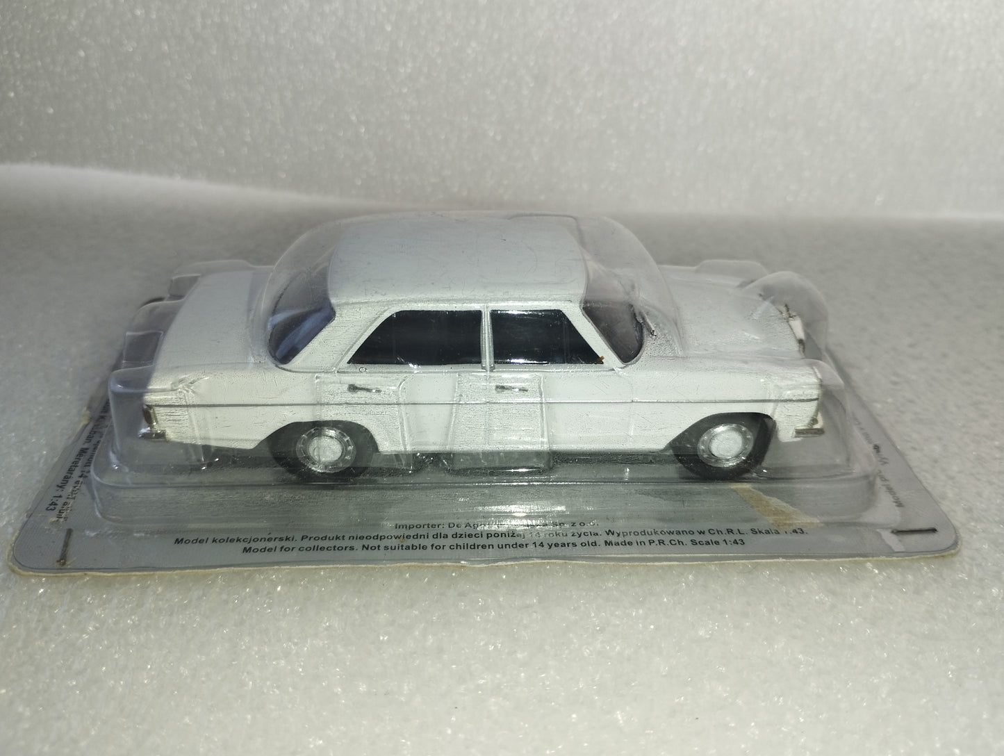 Modellino Mercedes Benz W115

scala 1:43