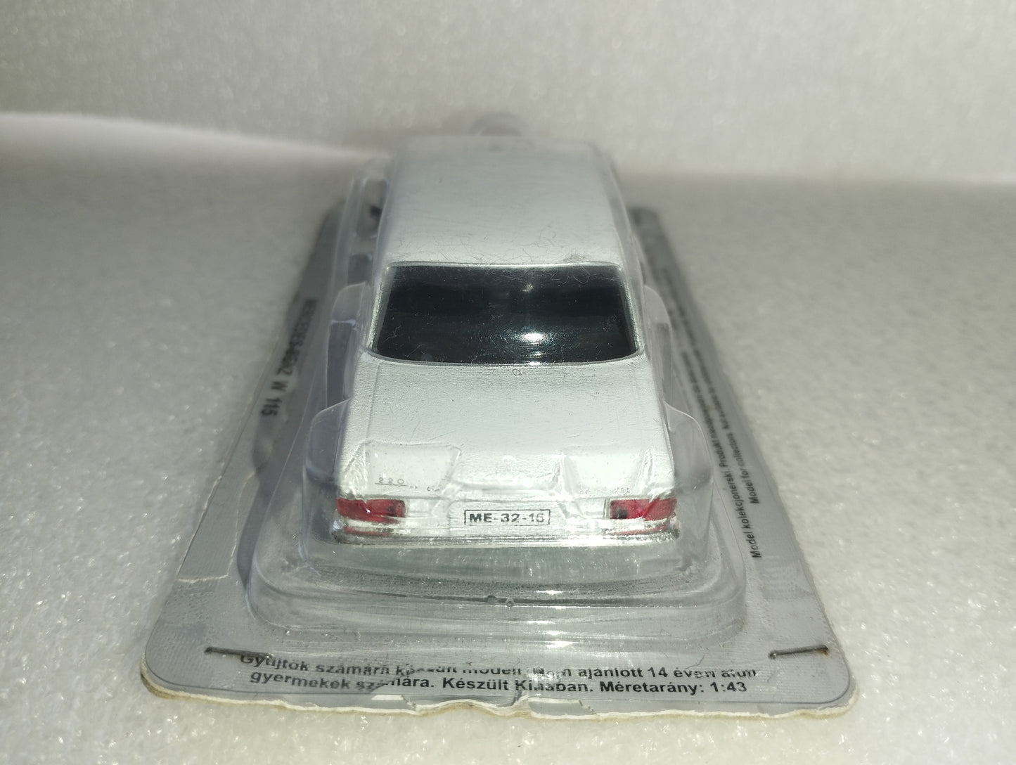 Modellino Mercedes Benz W115

scala 1:43