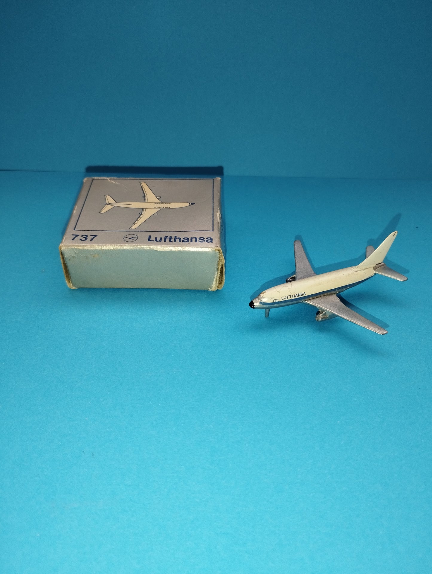 Boeing 737 Lufthansa model

 Produced by Schuco n.784/1

 Made in Western Germany