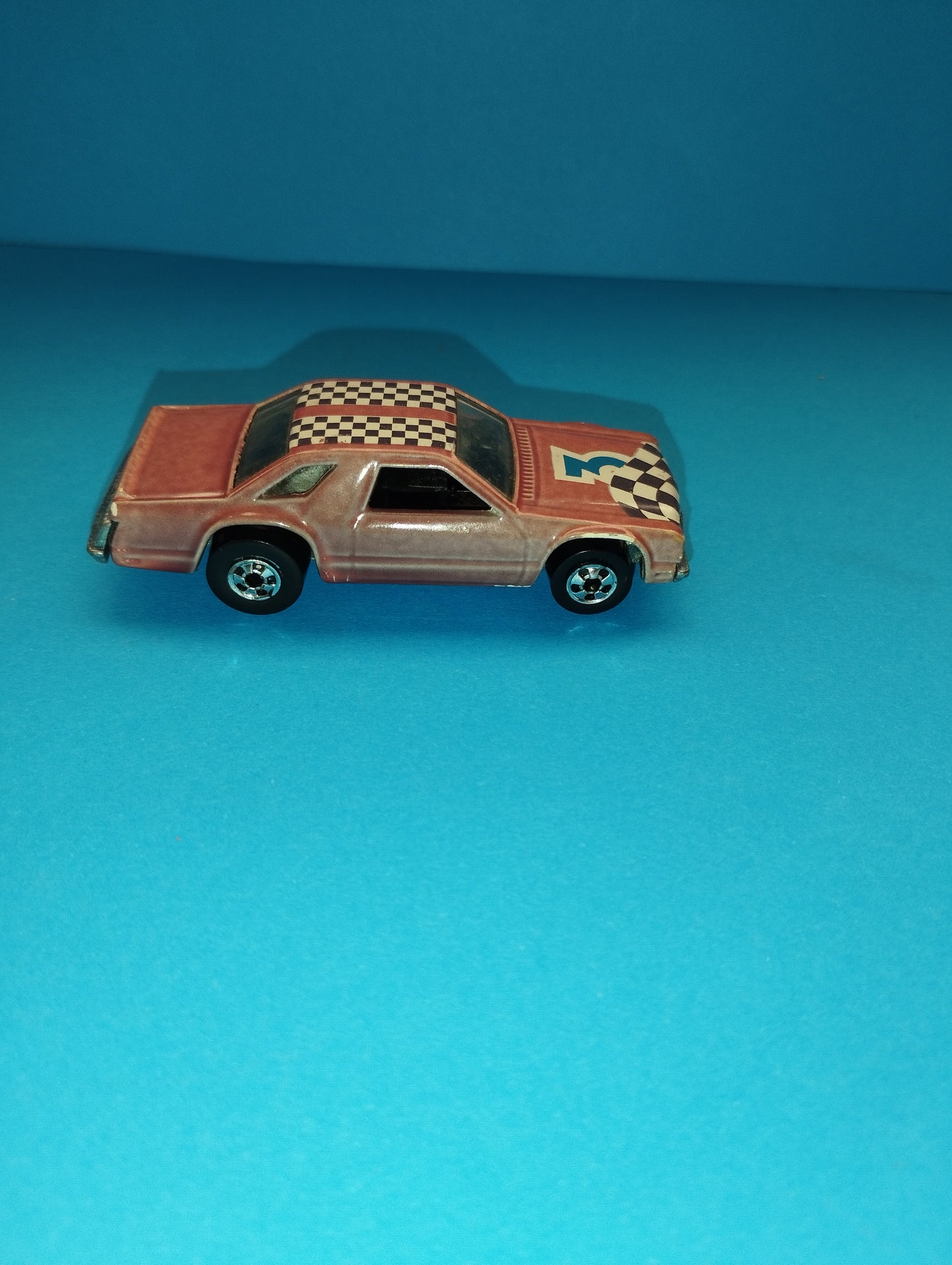 Modellino Ford Fairmont

Prodotto nel 1981 da Hot Wheels

Scala 1:64