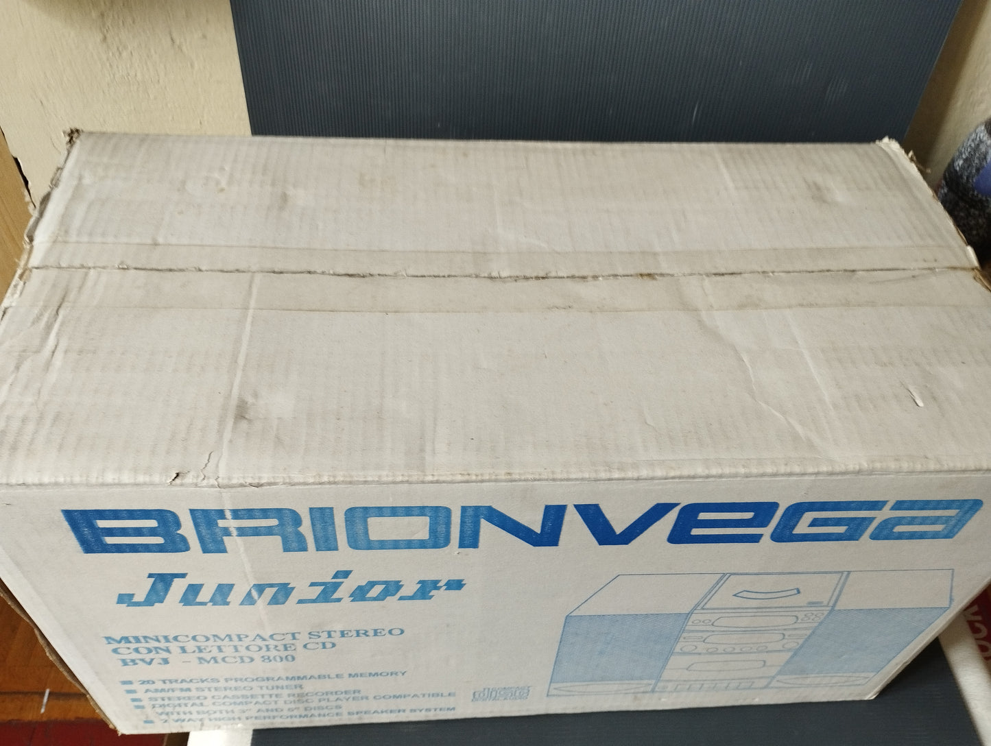 Brionvega Junior Minicompact Stereo

Con lettore CD Mod.BVJ -MCD 800