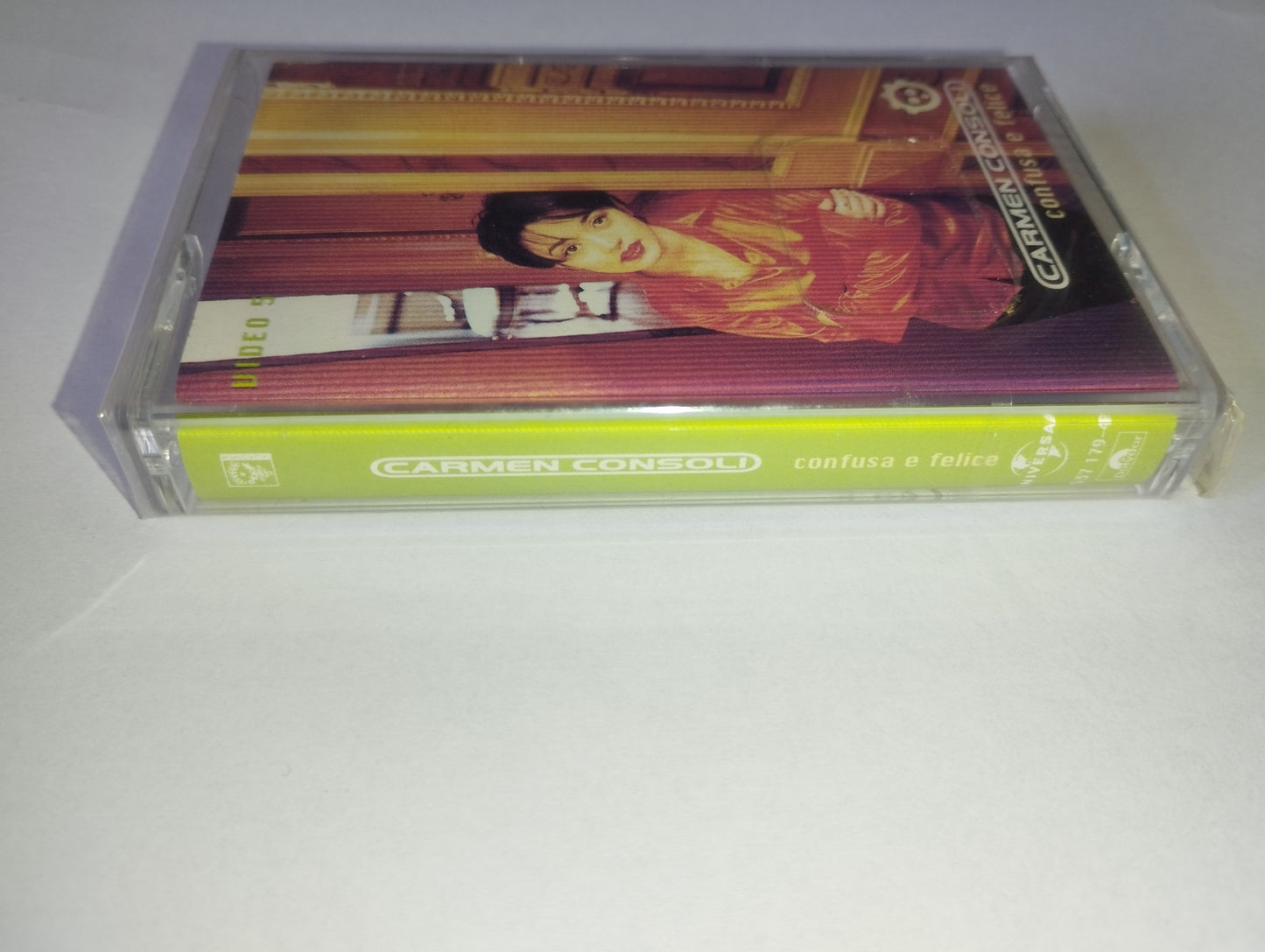 Confusa e felice" Carmen Consoli Musicassetta

Edita nel 1997 da Universal Music  