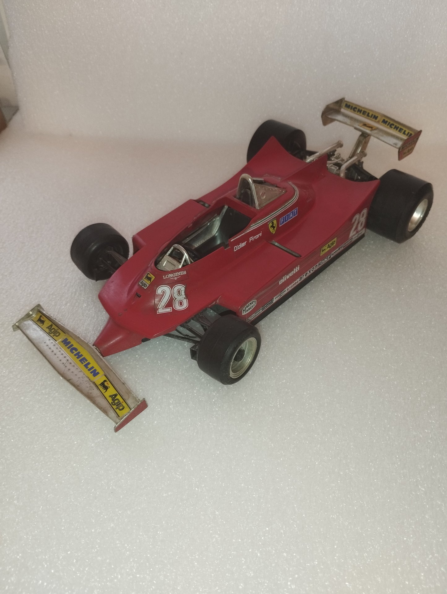 Modellino Ferrari 312 T5 Pironi

Scala 1:14

Prodotta da Bburago cod.2108

da restaurare