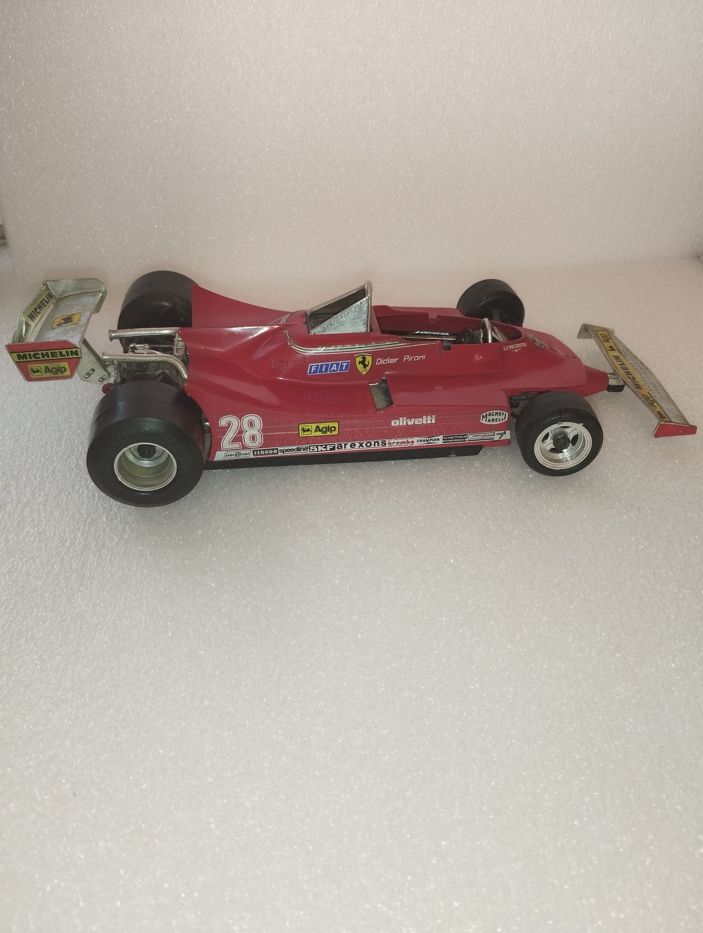 Modellino Ferrari 312 T5 Pironi

Scala 1:14

Prodotta da Bburago cod.2108

da restaurare