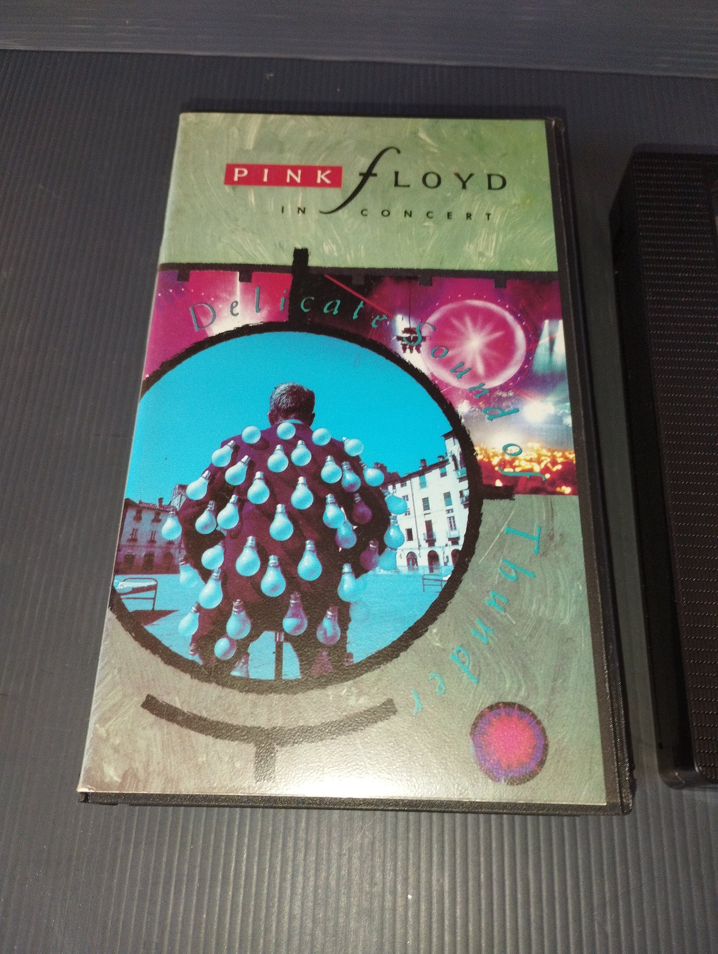 Delicate Sound of Thunder" Pink Floyd VHS
Edita nel 1989 da PMI