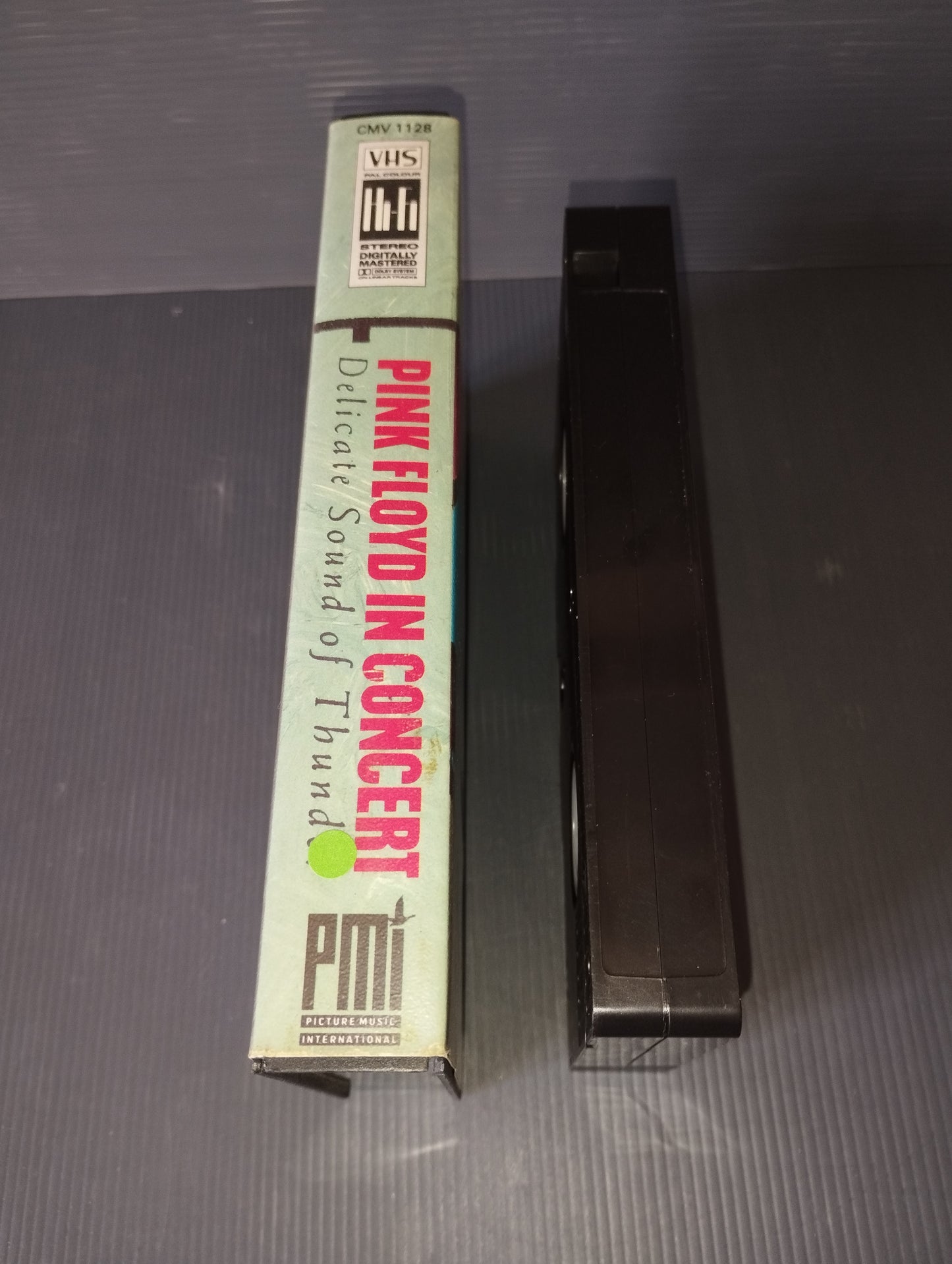 Delicate Sound of Thunder" Pink Floyd VHS
Edita nel 1989 da PMI