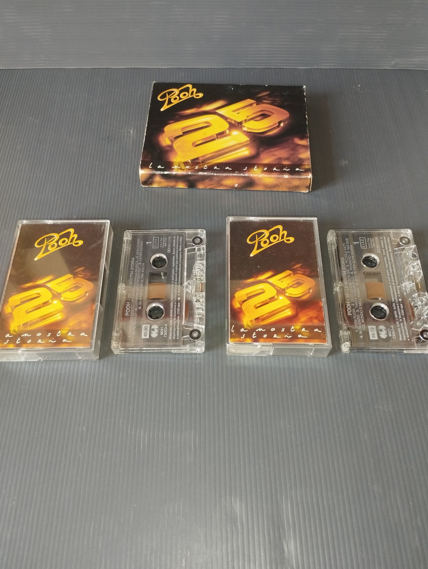 La Nostra Storia" Pooh Cofanetto Musicassette
Edita nel 1990 da CGD Cod.9031 73053.4