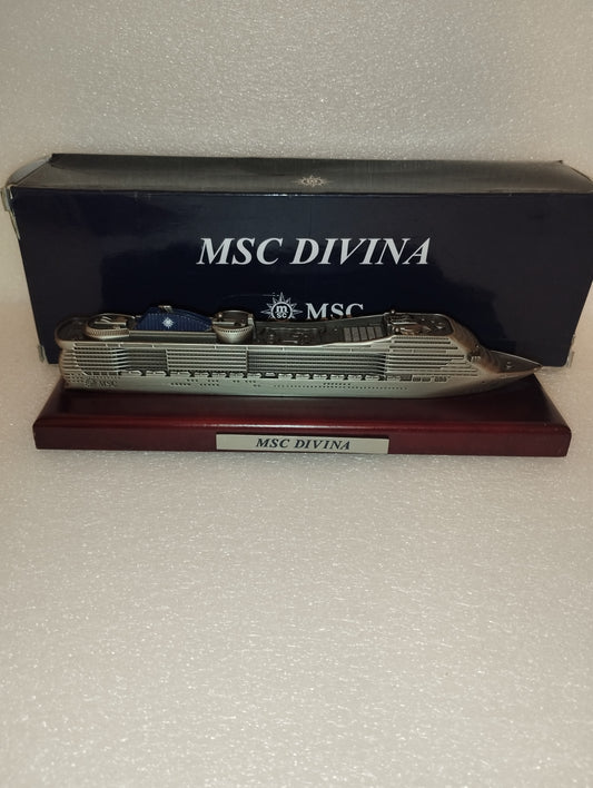 Modello Nave MSC Divina
In metallo con base in legno
Lunghezza modello cm.26