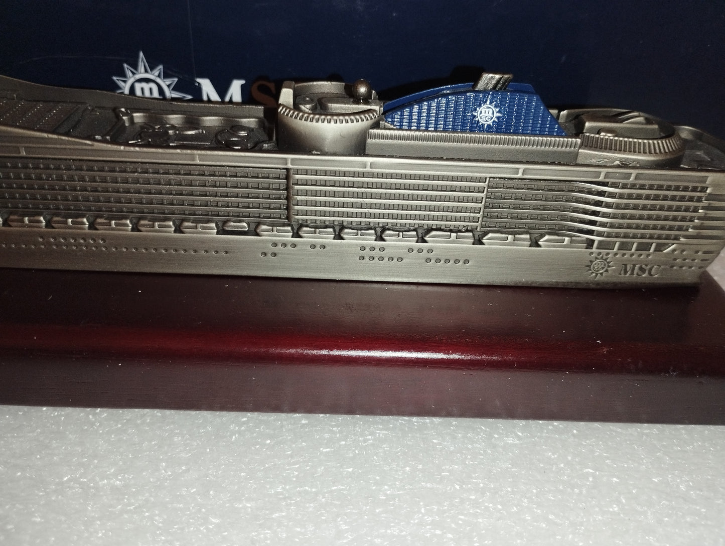 Model Ship MSC Divina
 In metal with wooden base
 Model length 26 cm