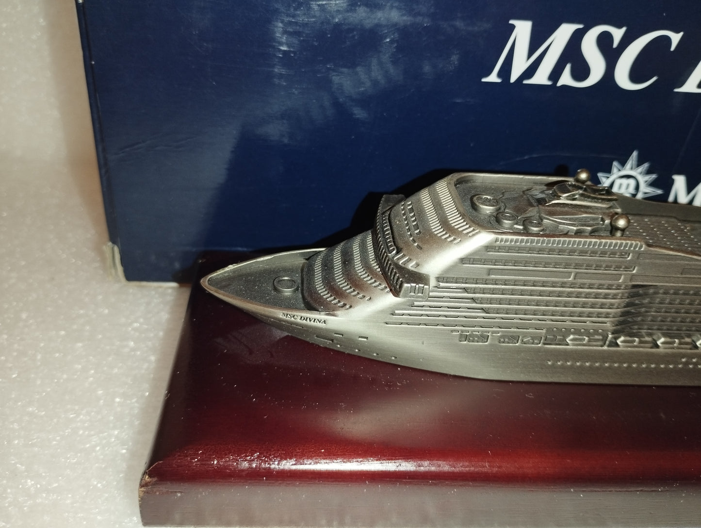 Model Ship MSC Divina
 In metal with wooden base
 Model length 26 cm