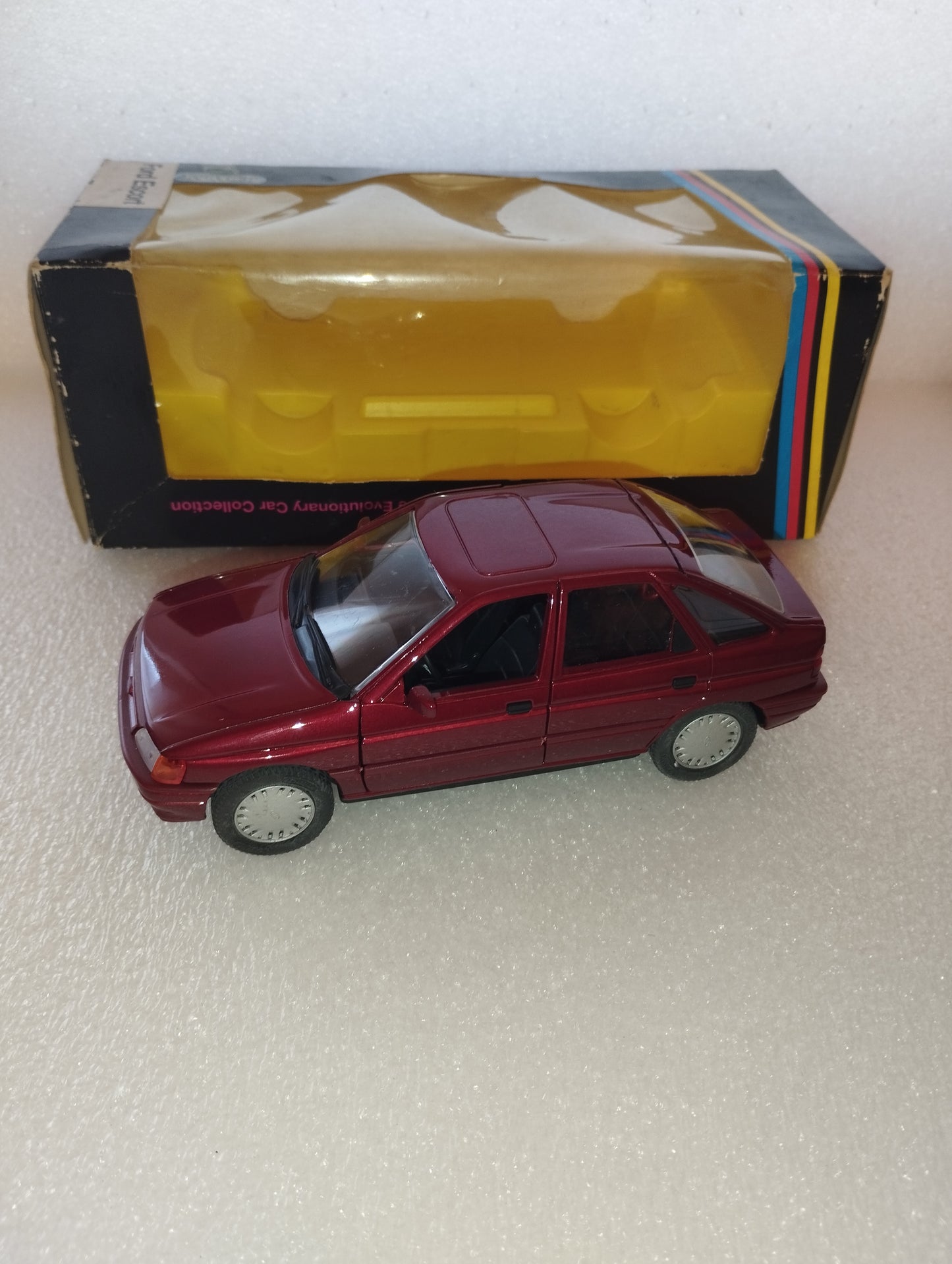 Modellino Ford Escort
Prodotta da Shabak Cod .1525
Scala 1:24
Made in Germany