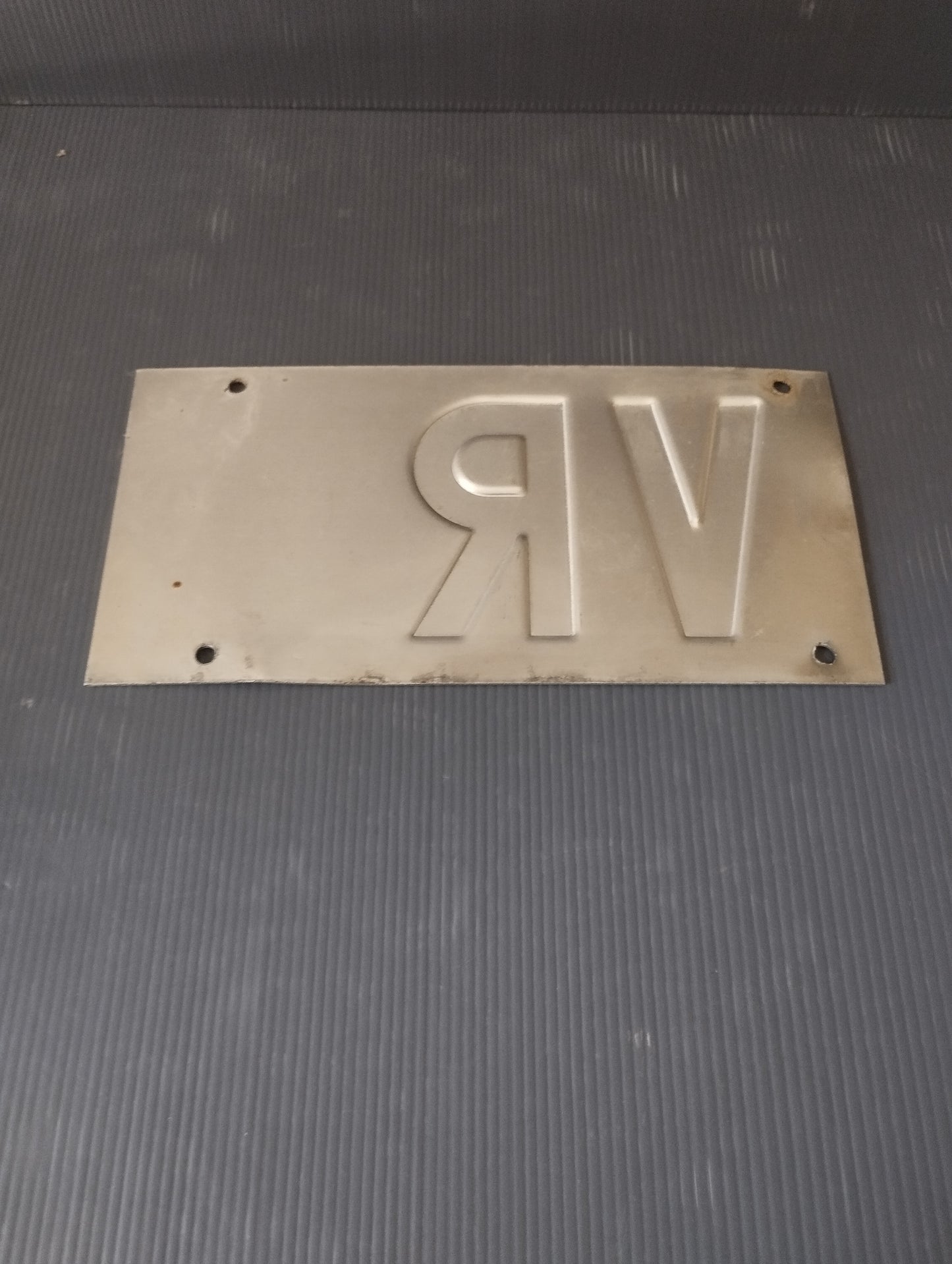 VR Verona metal plate