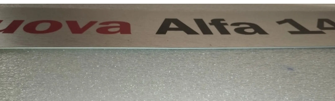 Nuova Alfa 147 Insegna Pubblicitaria Alfa Romeo In Plastica flessibile

Dimensioni insegna  52 x 10,8 cm circa