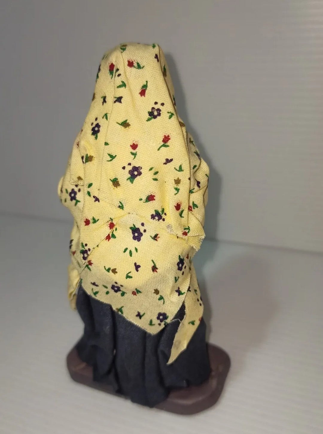 Statuina personaggio femminile della serie "Il Mondo Del Presepe" De Agostini