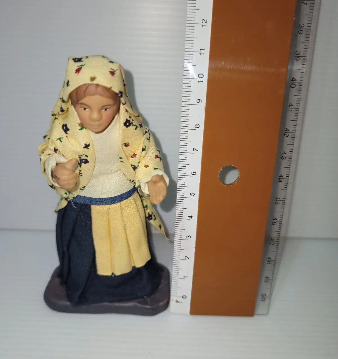 Statuina personaggio femminile della serie "Il Mondo Del Presepe" De Agostini