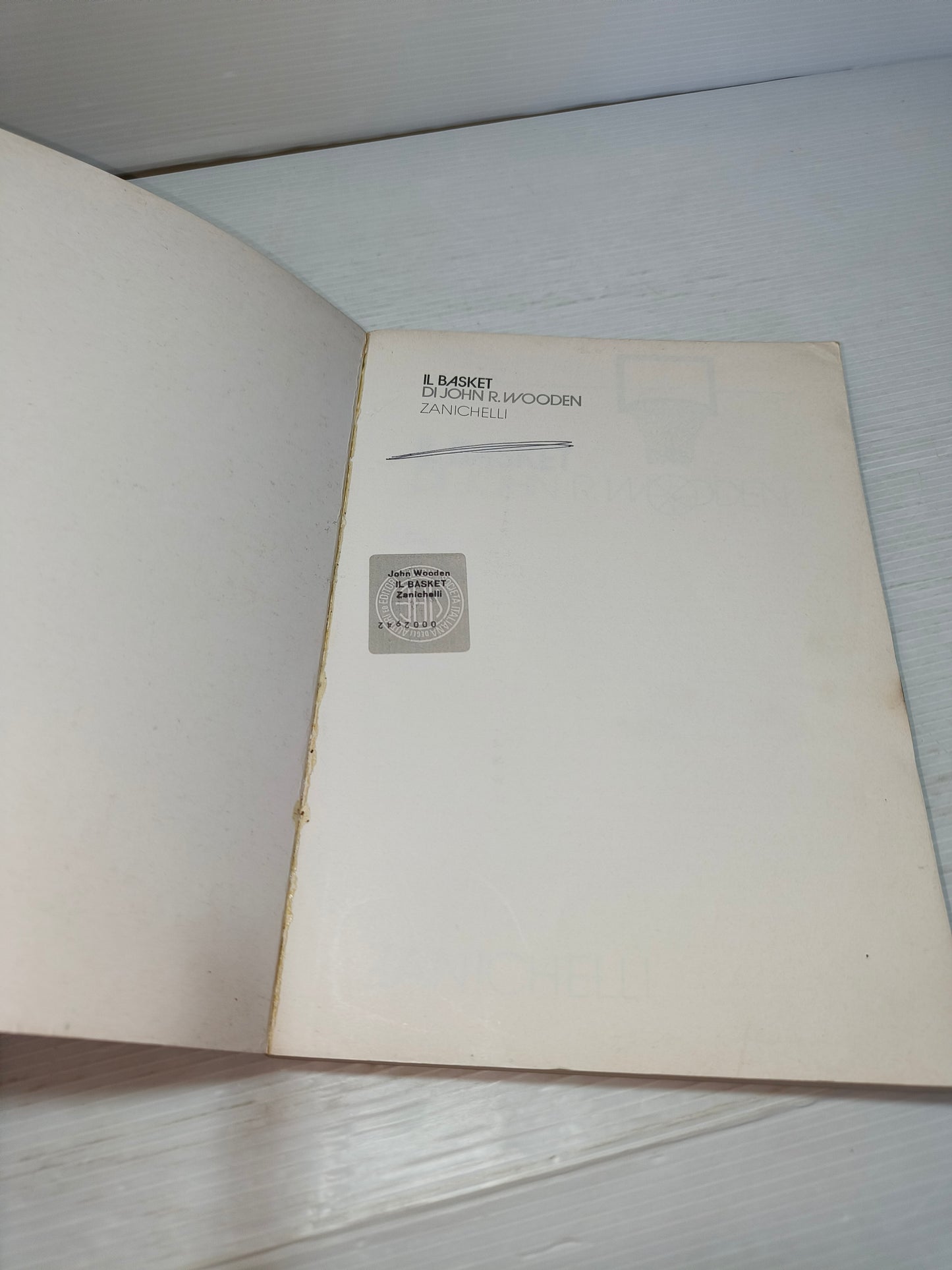 Libro Il basket di J. R. Wooden anni 80, LEGGI