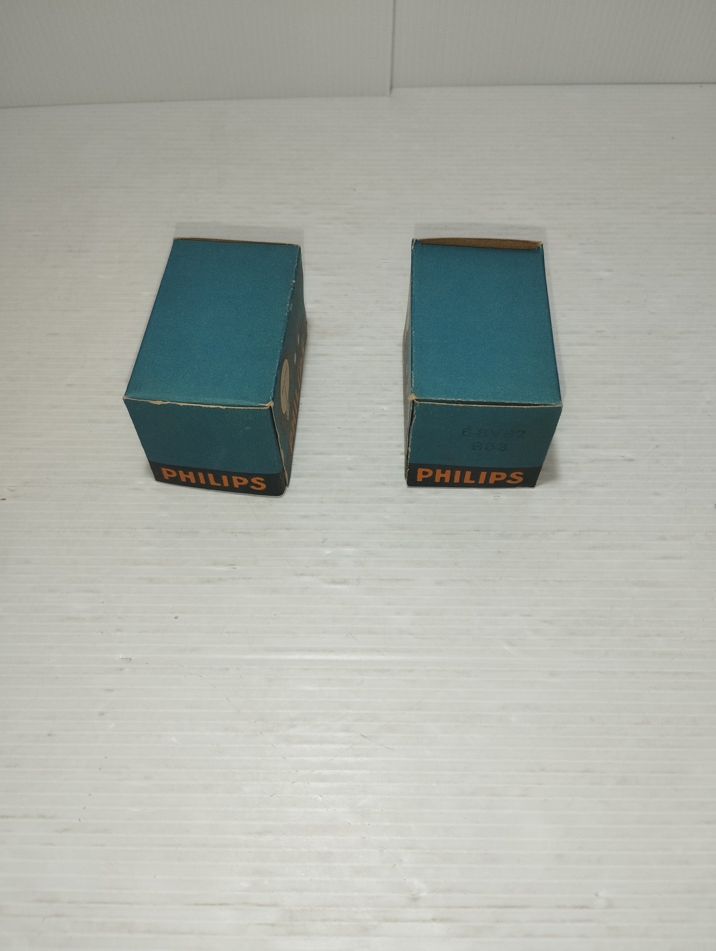 Philips 2 Antiche Lampadine Per Autovetture
6/8 volt - 1/2 watt