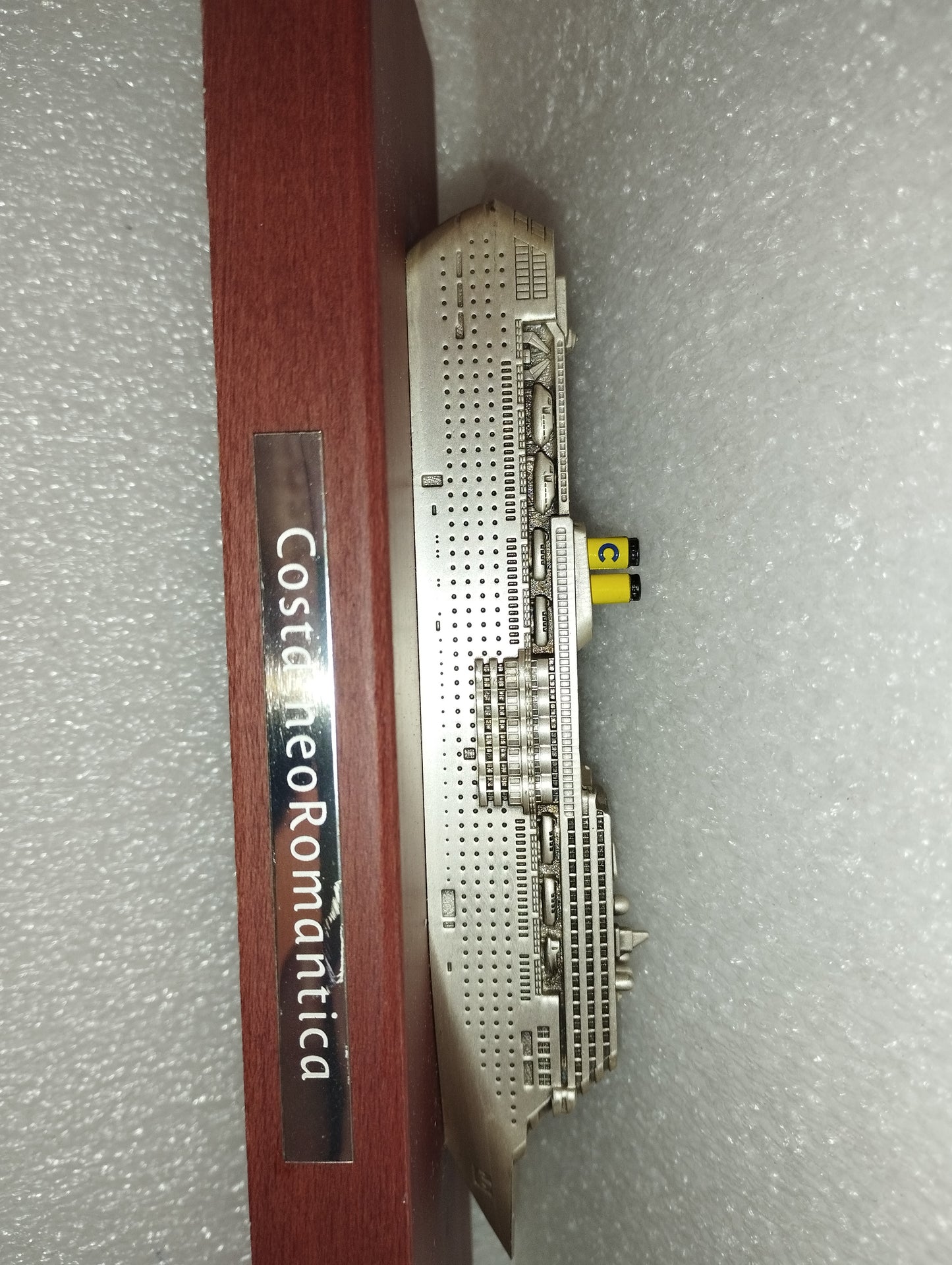 Costa neoRomantica In Metallo Con Base In Legno
Made in Italy