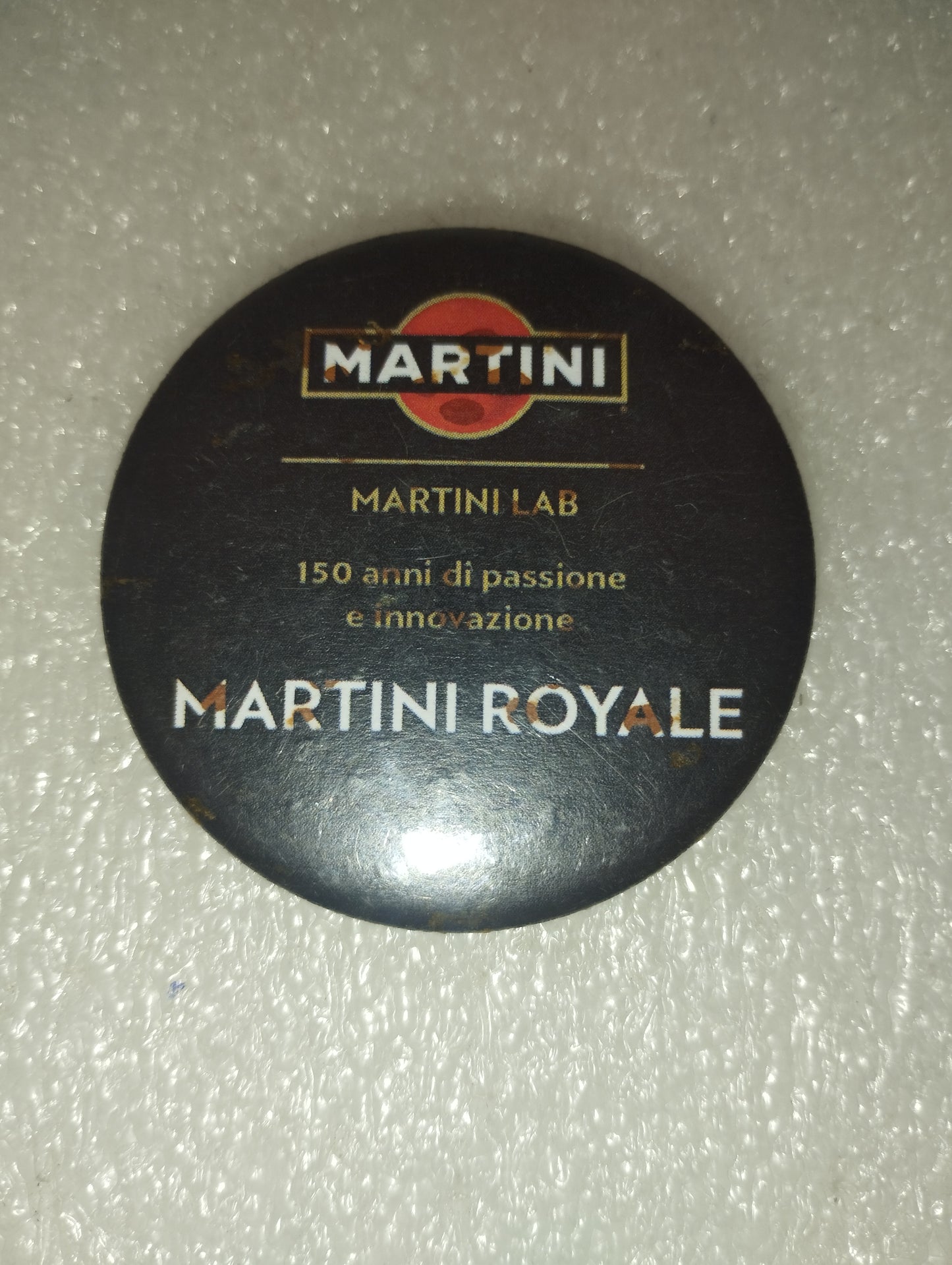 Spilla Martini In Metallo e plastica Vintage
Diametro cm. 5,5 circa