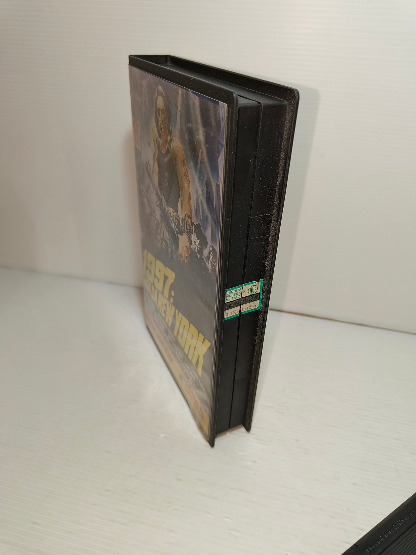 VHS 1997: fuga da New York, LEGGI