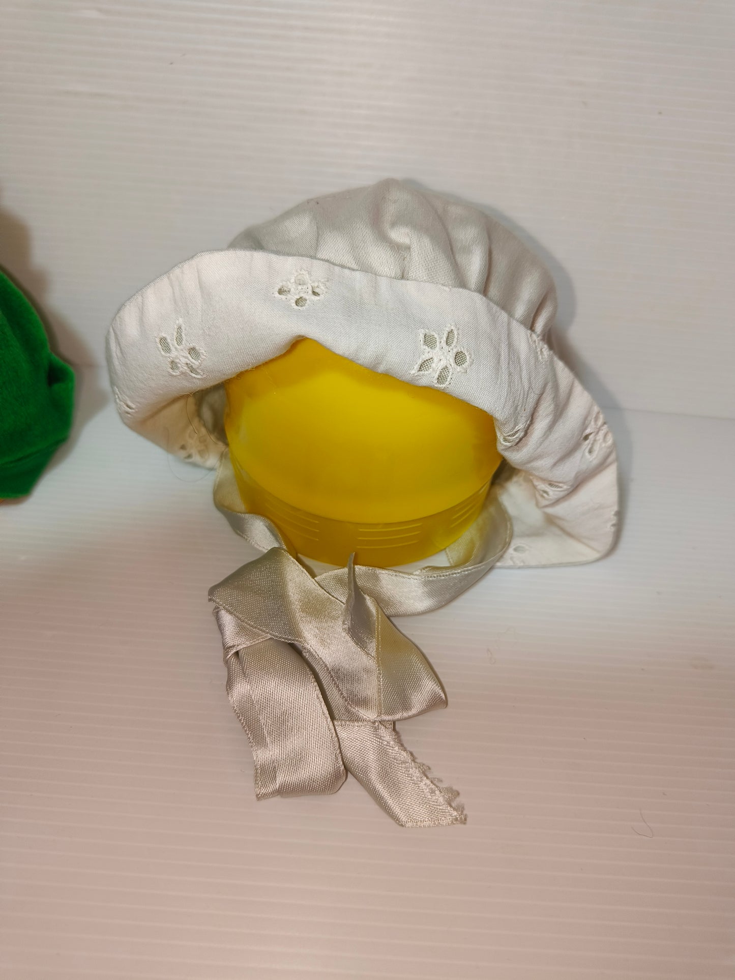 Cappelli antichi per bambole, LEGGI