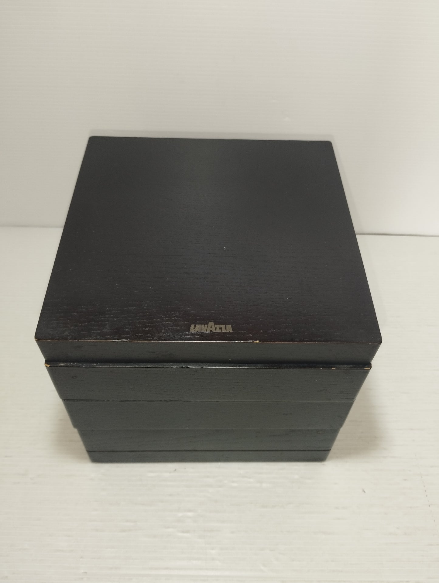 Lavazza Cubo Porta cialde In Legno
Con tre scomparti