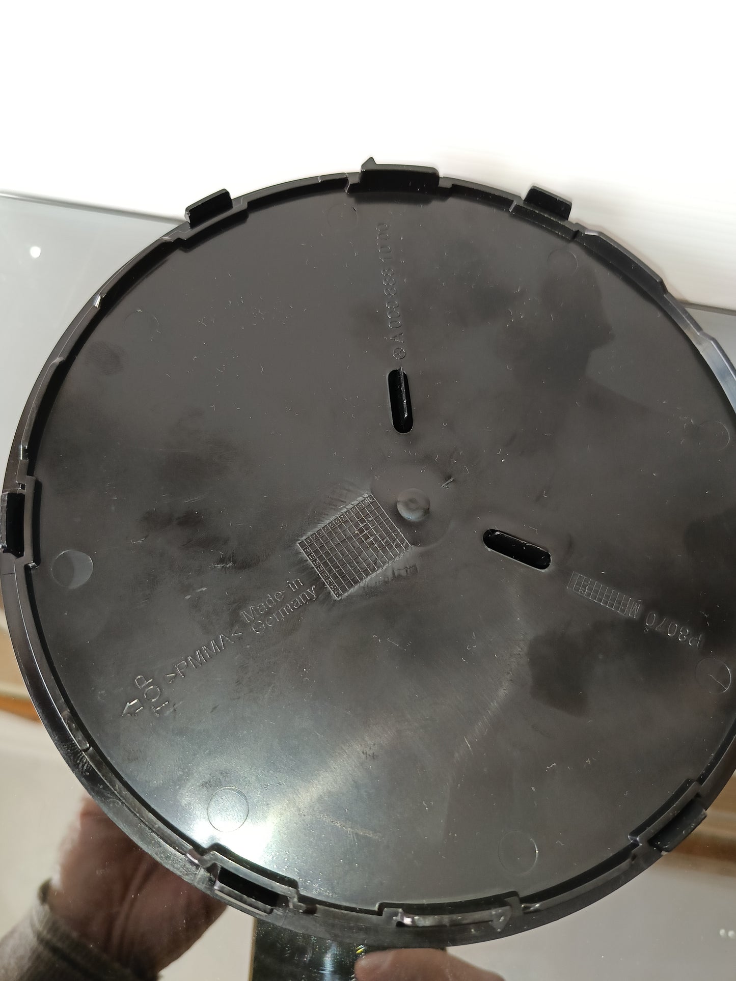 Logo Mercedes in plastica nero, diametro 18 cm. Circa