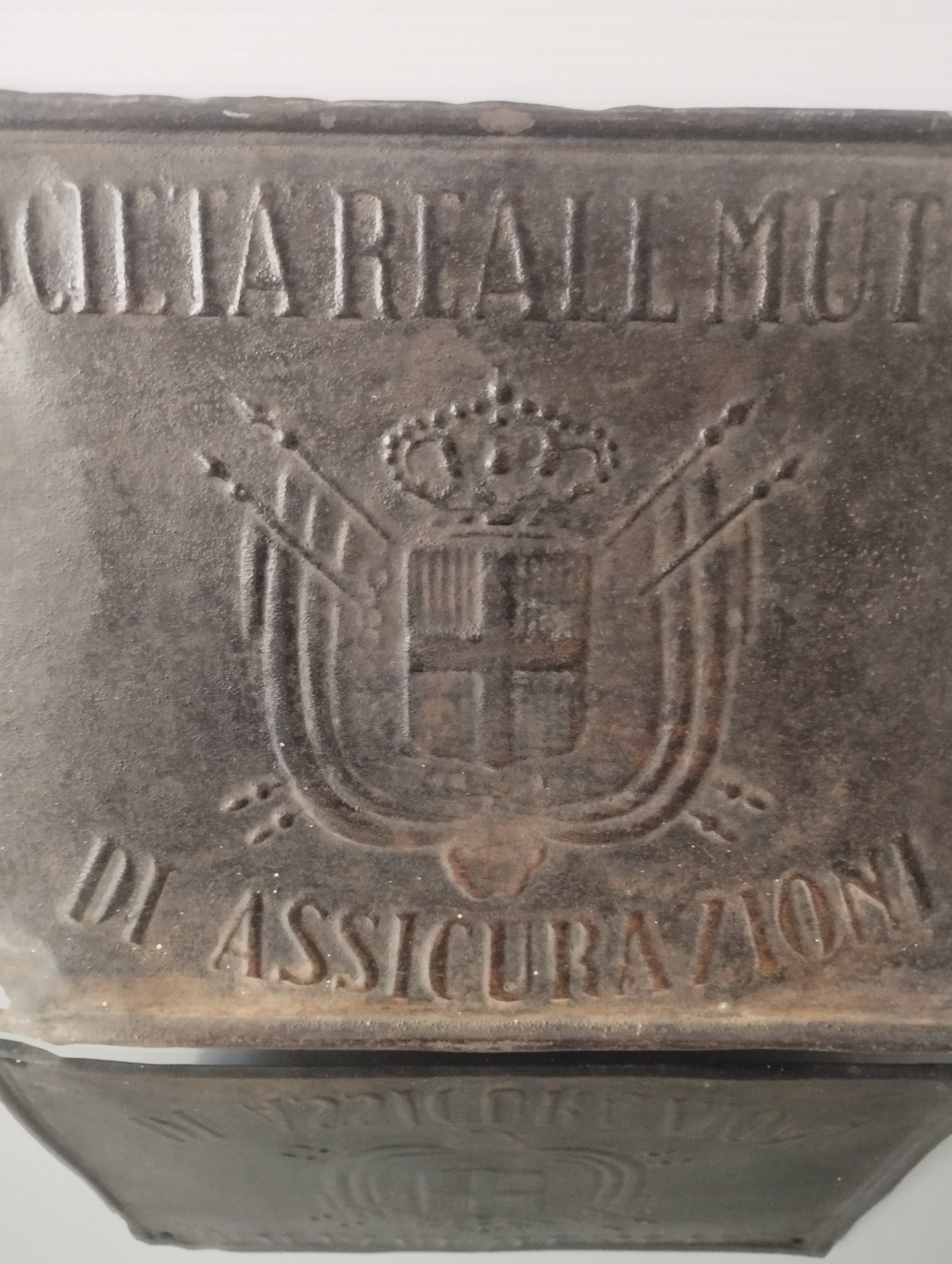 Antica Targa Società Reale Mutua Di Assicurazioni In Metallo
Misure 26 x 20,5