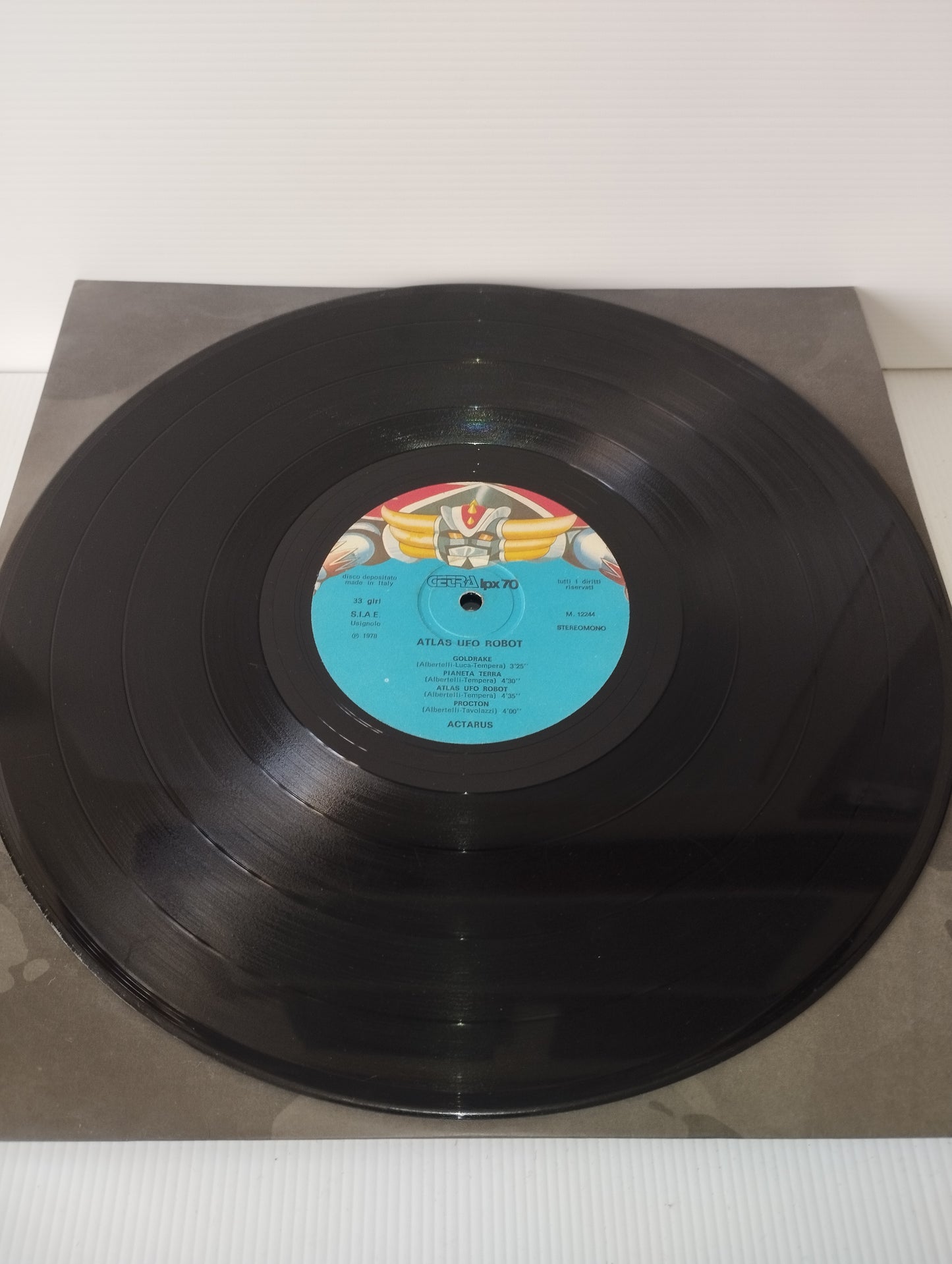 Atlas Ufo Robot Actarus Lp 33 giri
Edito nel 1978 da Cetra Cod.LPX70
PRECISO CHE È IN VENDITA IL SOLO VINILE.NO COPERTINA