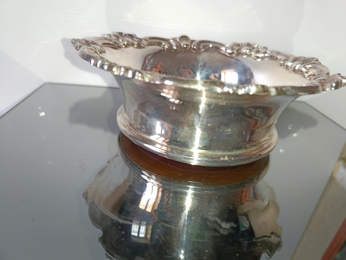 Riproduzione Sottobottiglia Da Originale D' Epoca Vittoriana
In metallo argentato e legno