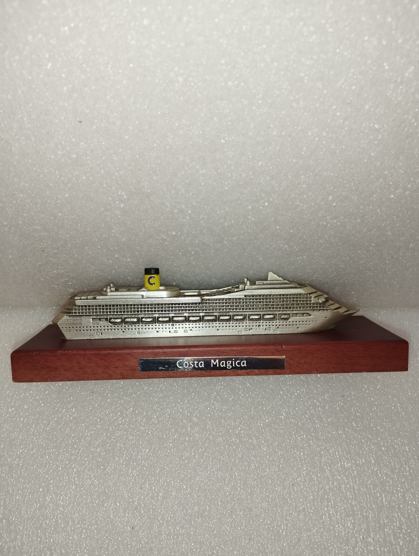 Costa Magica In Metallo Con Base In Legno
Made in Italy