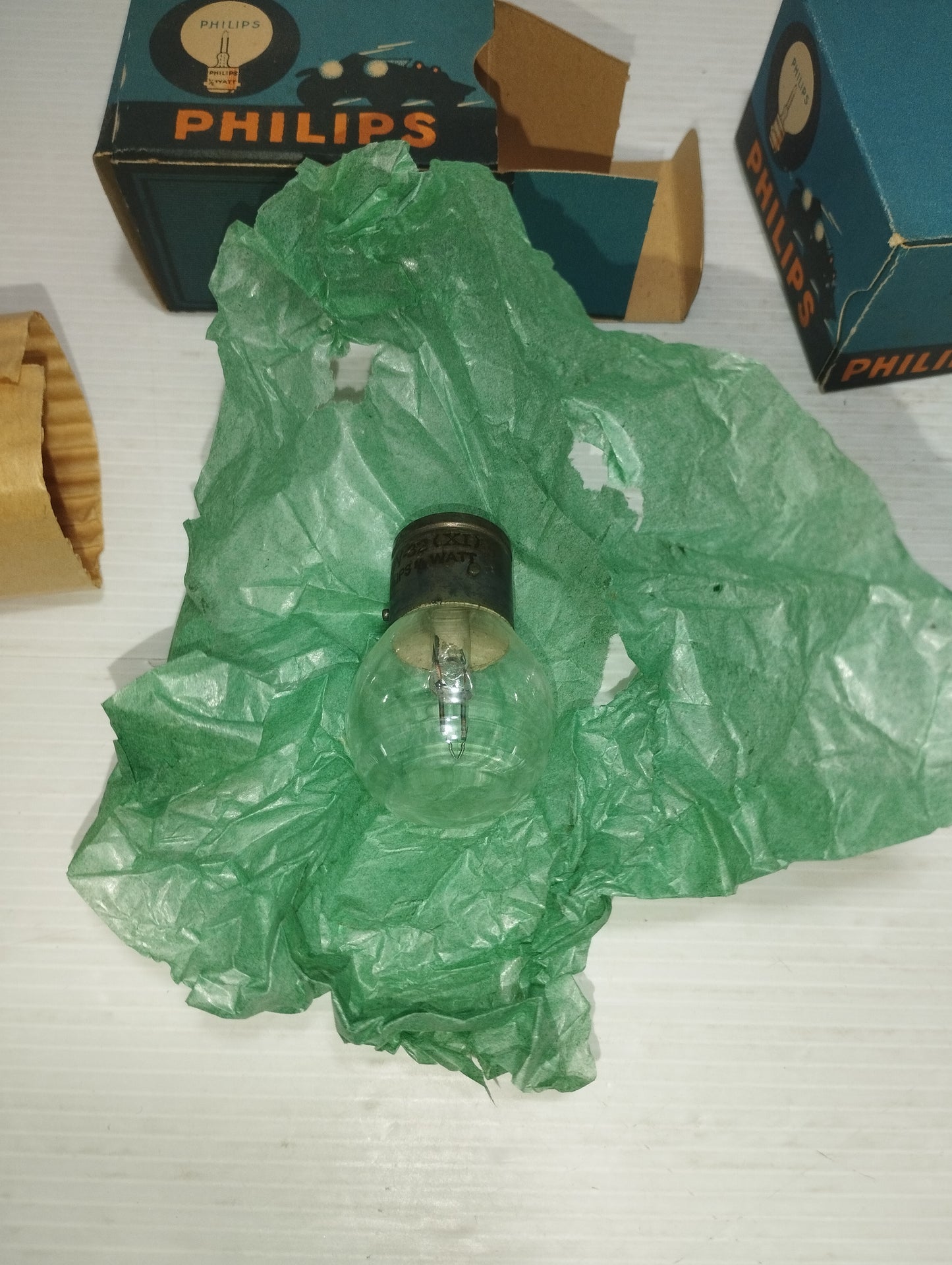 Philips 2 Antiche Lampadine Per Autovetture
6/8 volt - 1/2 watt