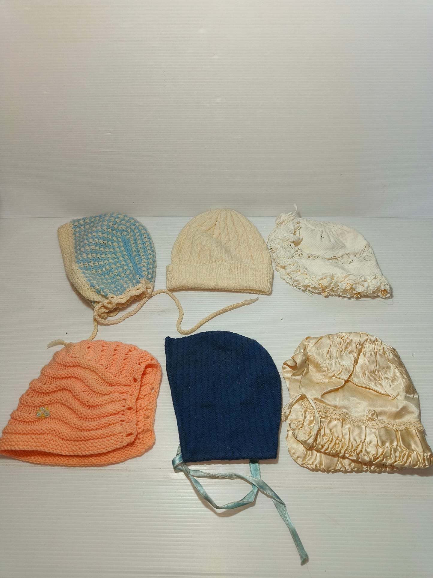 Cappellini e cuffie per bambole vintage