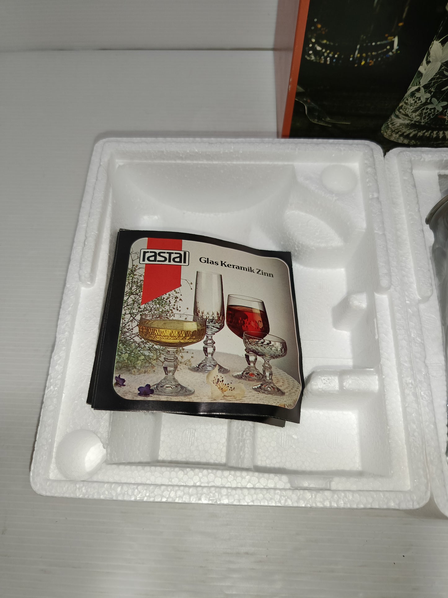 Boccale Rastal design -Studio Made in Germany
In vetro di cristallo soffiato a bocca e Lavorato a mano con coperchio in stagno